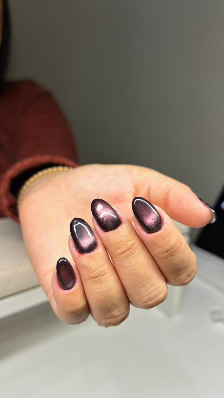 Banho de gel em vinho metalizado com efeito cat eye