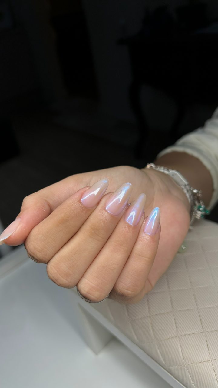 Alongamento em formato amêndoa com esmaltação nude perolada