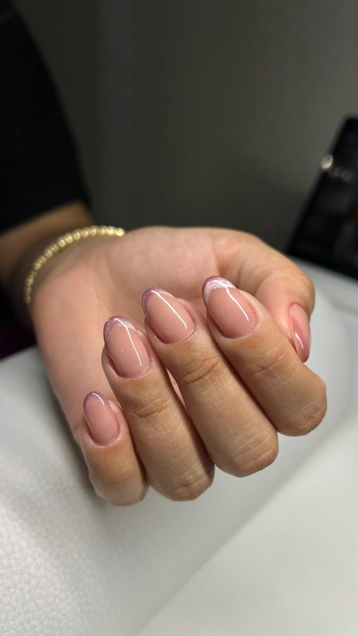 Banho de gel nude com francesinha rosa perolada