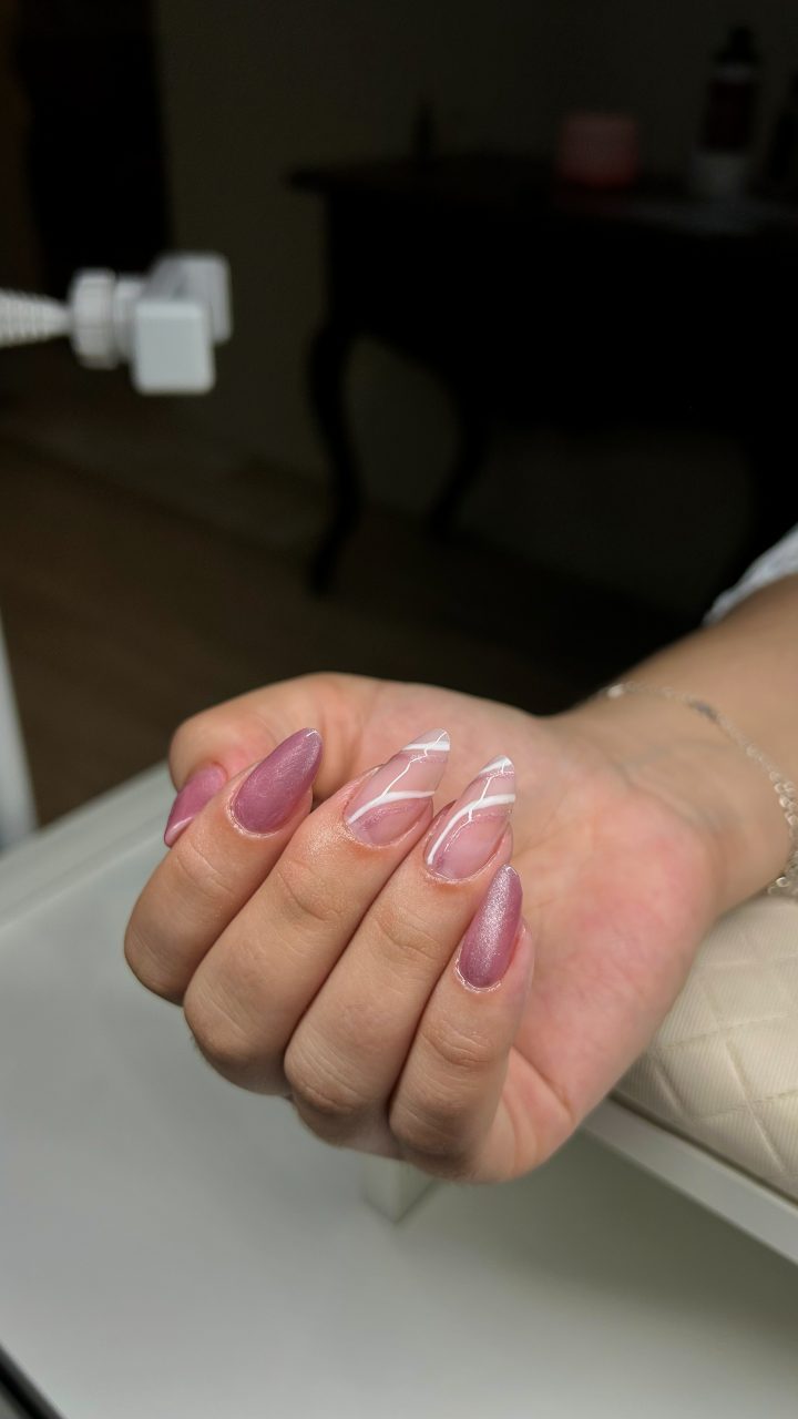 Decoração em rosa perolado com traços brancos