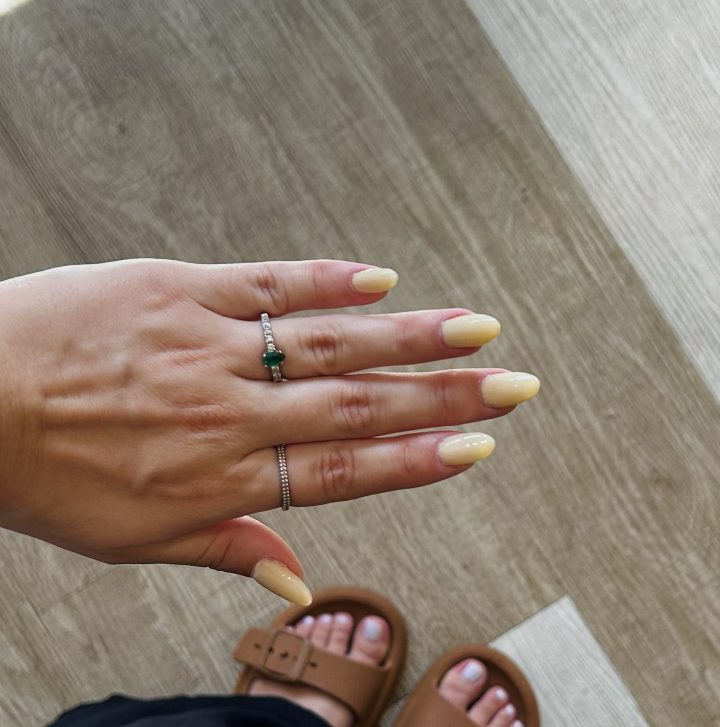 Alongamento com esmaltação amarelo manteiga