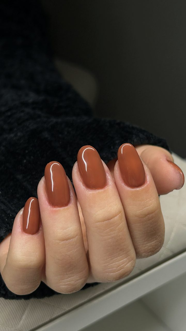 Esmaltação em gel terracota em unhas ovais