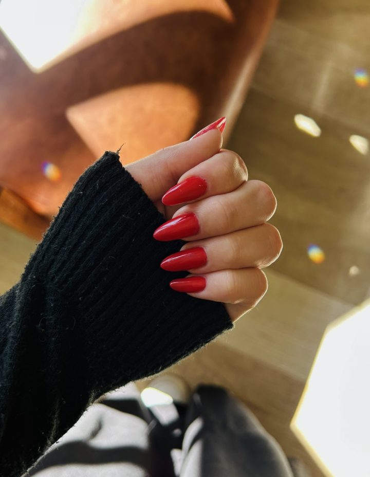 Alongamento em vermelho com formato amêndoa alongado