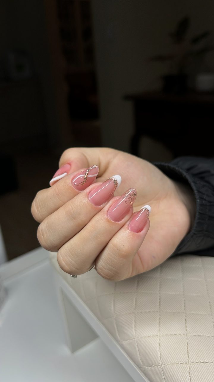 Francesinha branca com glitter dourado sobre base rosé
