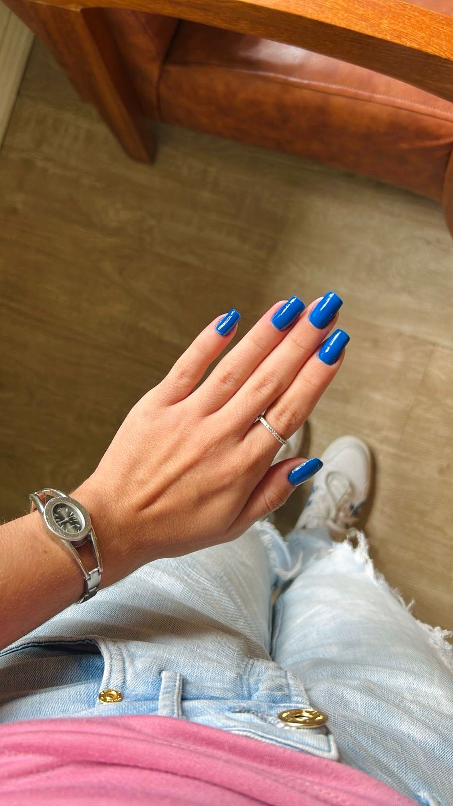 Esmaltação em gel azul em unhas quadradas