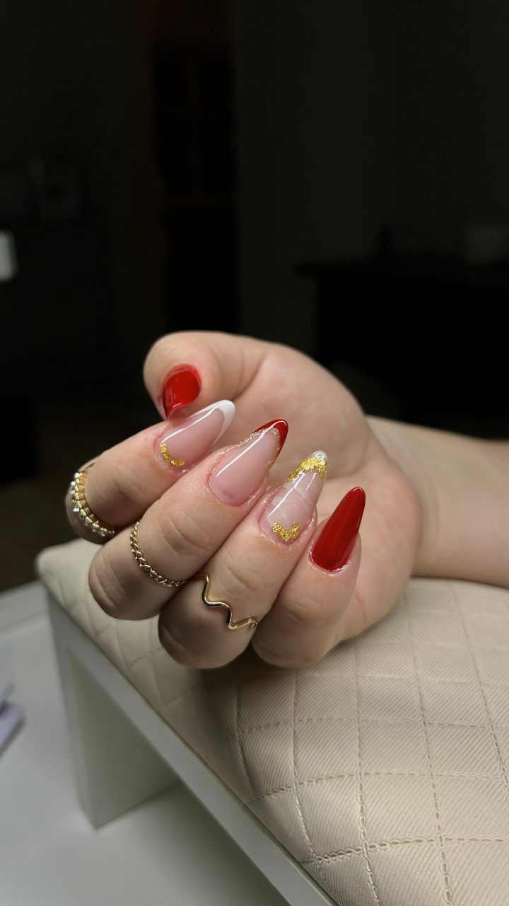 Decoração em vermelho e branco com detalhes em dourado