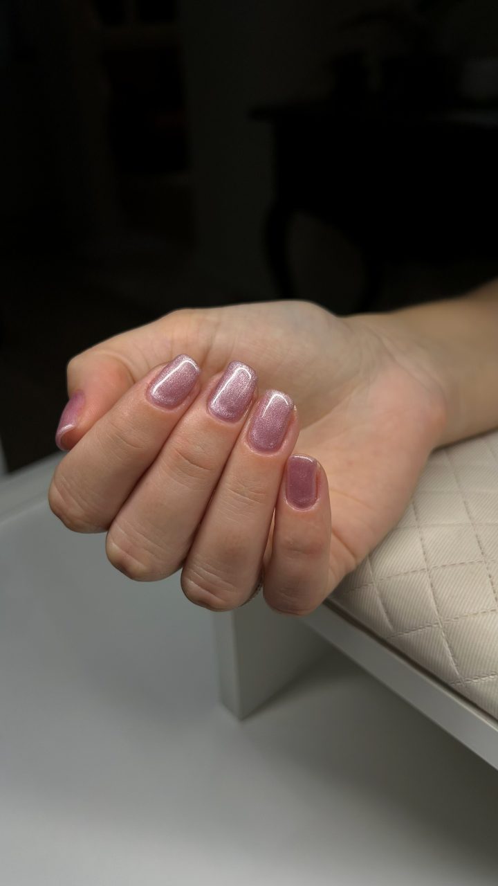 Esmaltação em gel rosa perolado em unhas curtas