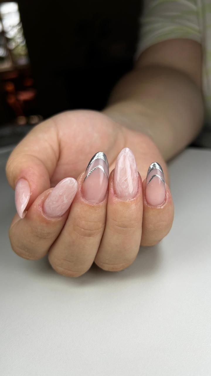 Decoração em nude marmorizado com francesinha prateada