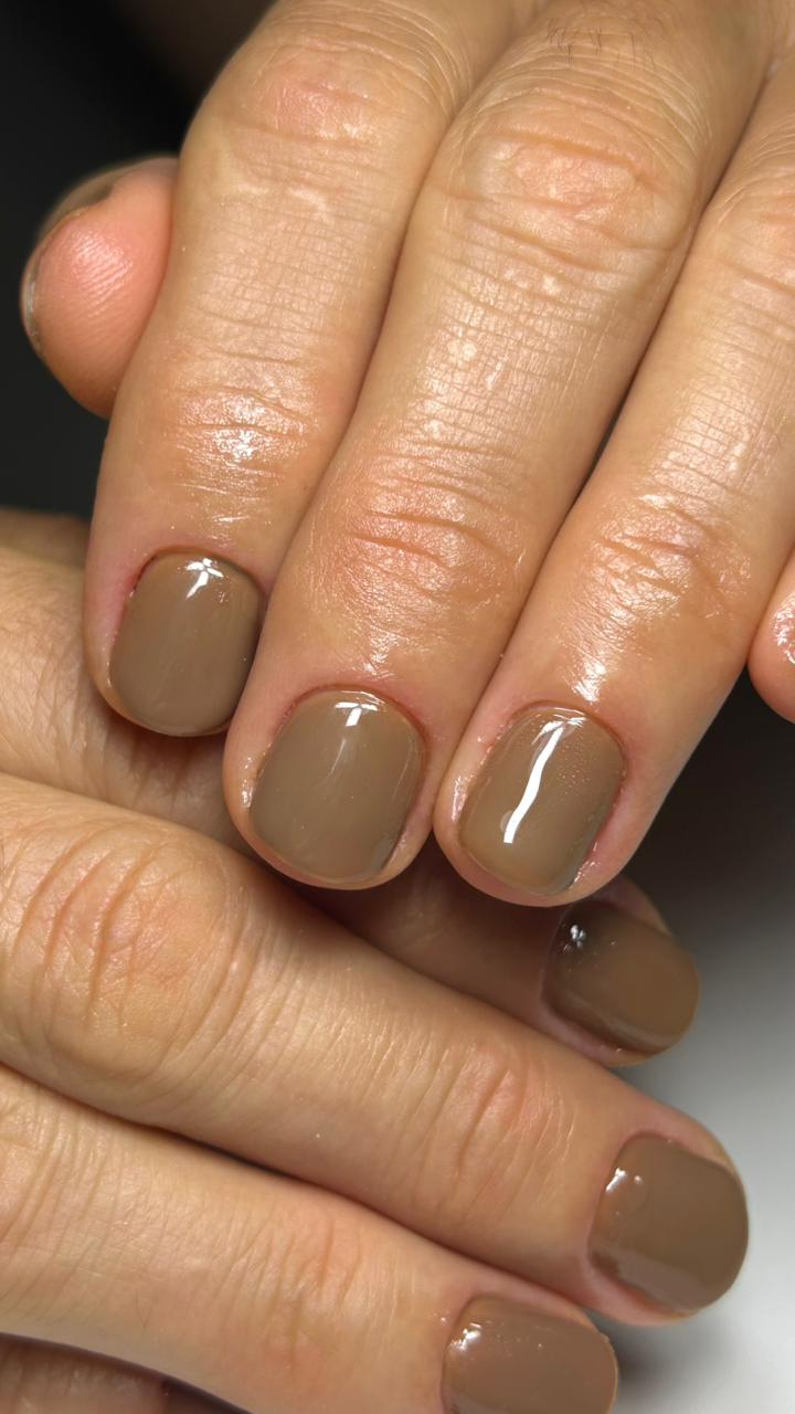 Esmaltação em gel marrom claro em unhas curtas