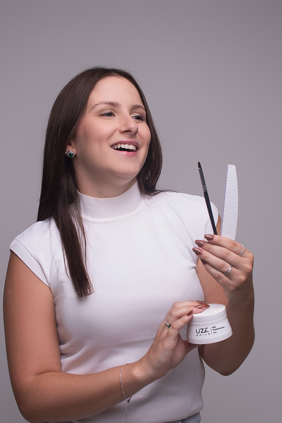 Ana Júlia Krieck sorrindo com material de nail design